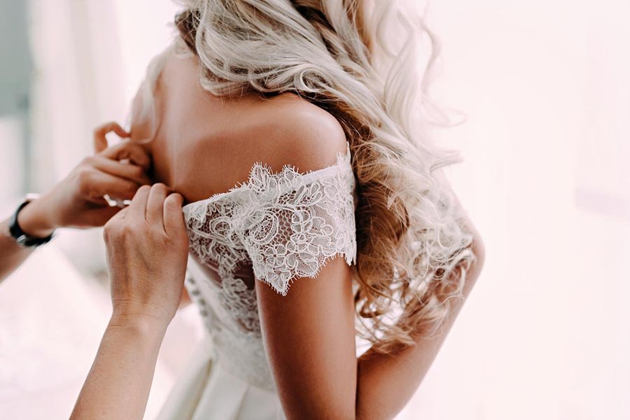 Gorgeous,,Blonde,Bride,In,White,Luxury,Dress,Is,Getting,Ready