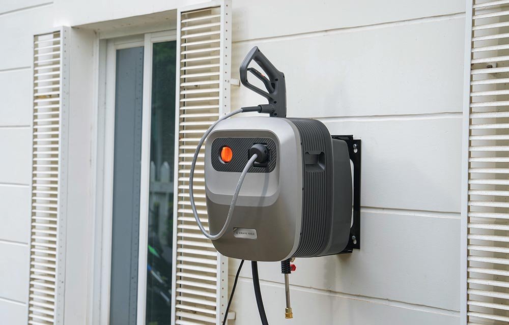 Auto-retract system redefines the convenience of pressure washers 3