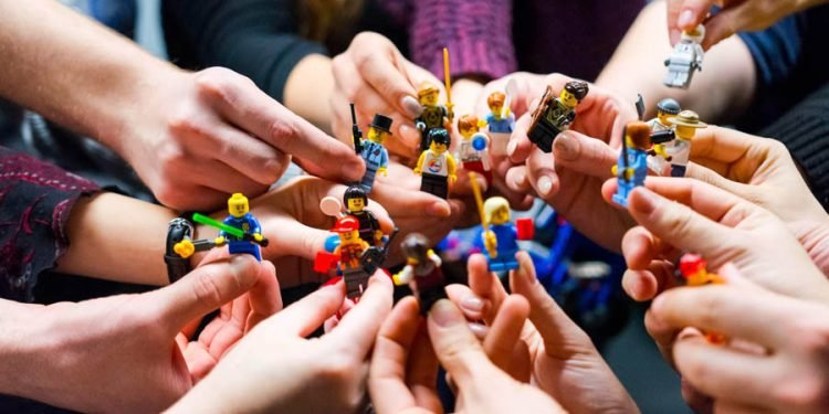 How To Organize Team Building Activities for Large Businesses