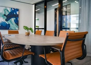 The Pros and Cons of Glass Conference Rooms