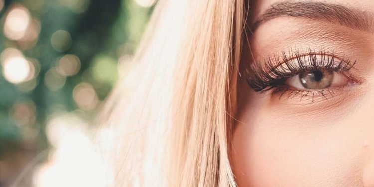 Do-eyelashes-make-you-more-attractive
