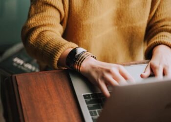 Dynamics of Distributed Teams