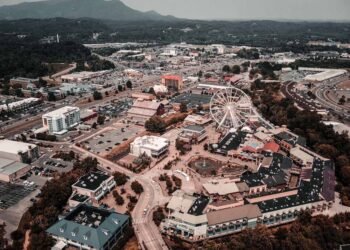 Bright-Lights, Endless Fun_ A Guide to the Pigeon Forge Strip-1