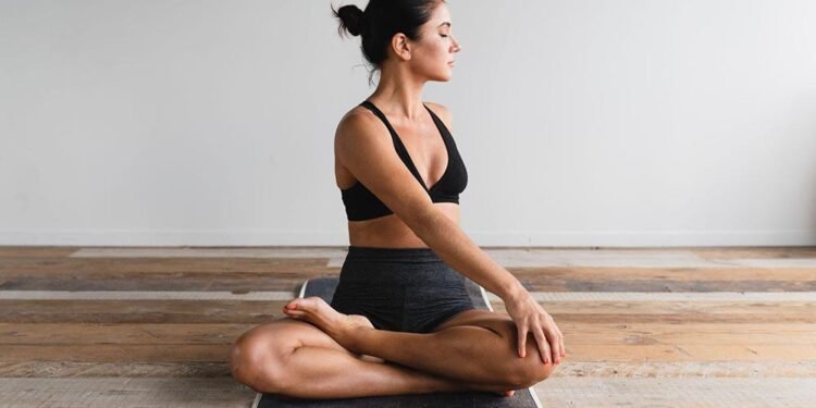 How Does an Online Fitness and Nutrition Coach Help You Stay on Track