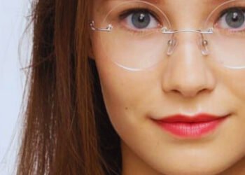 Embracing Clarity with EFE's Rimless Glasses