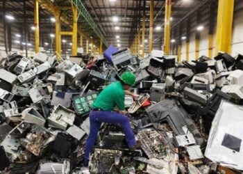 Why Learn the Right Way to Dispose of Electronic Waste in Toronto