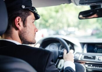 How to Select the Perfect Luxury Car Chauffeur for Special Occasions