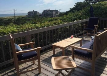 Teak Outdoor Furniture offers Timeless Appeal