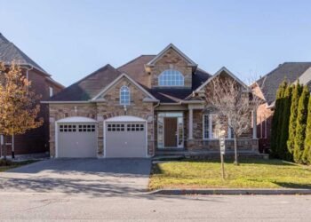 Signs Your Garage Door Needs Professional Repair: Don’t Wait Until It’s Too Late!