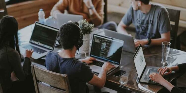 How-to-Monitor-and-Manage-Students-Online-Behavior-Effectively