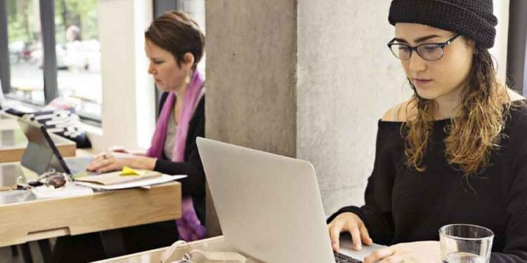 How Does a Free Job Alert Help You Find Better Career Opportunities?