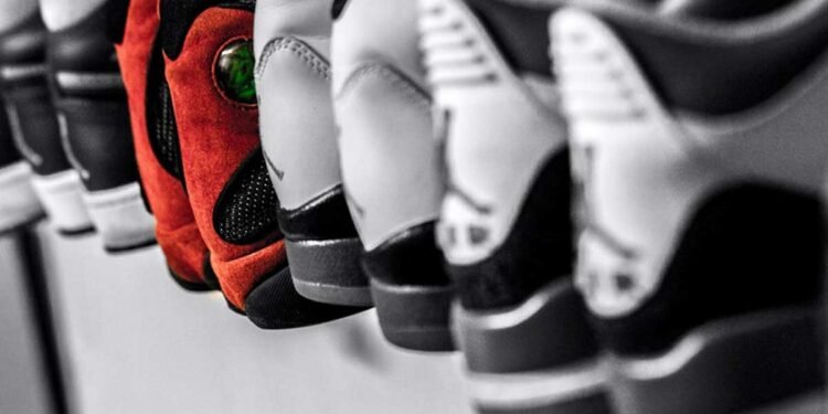 Streetwear Essentials: Building a Versatile Sneaker Collection
